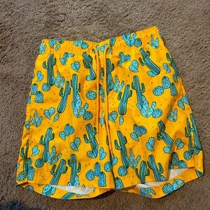 MEN’S SWIM TRUNKS